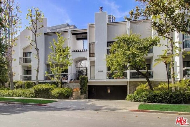 Building Photo - 10933 Wellworth Ave Unit 4 Rental