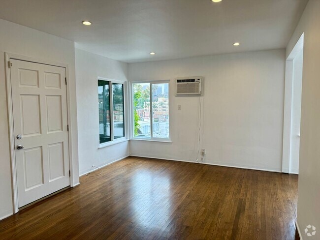 Building Photo - 1313 Douglas St Unit 1317 Douglas St Rental