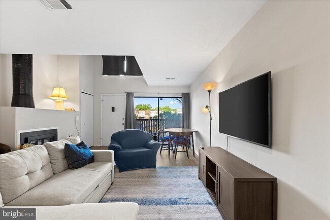 Photo - 3911 Woodhue Pl