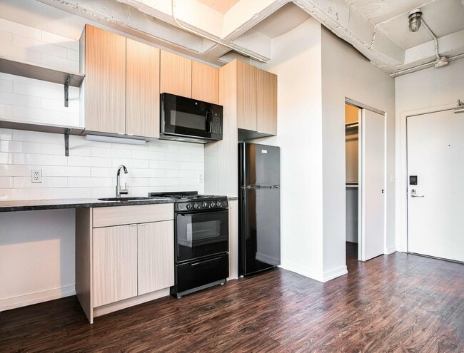 Building Photo - 1325 W Wilson Rental