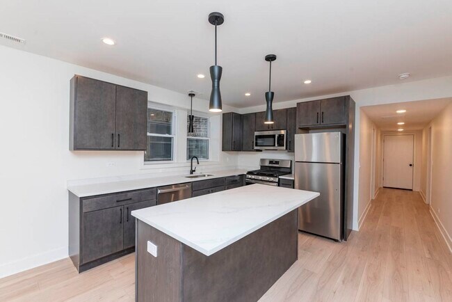 2825 N Rockwell, Unit G, Chicago, IL 60618