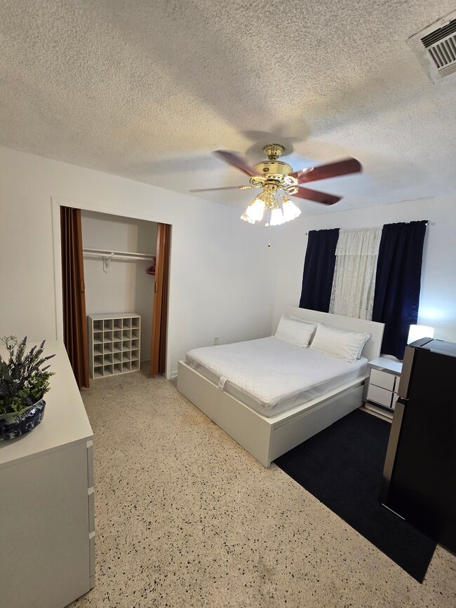 Photo - 472 E 15th St