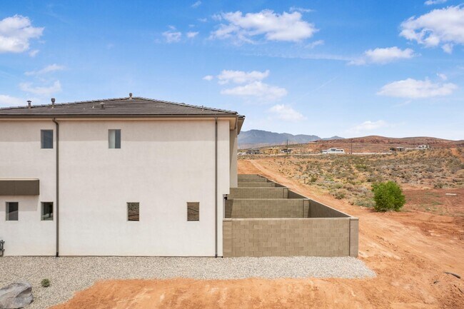 Photo - 1008 Manen St