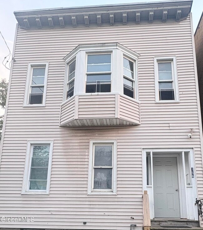 Building Photo - 356 2nd St Unit 2