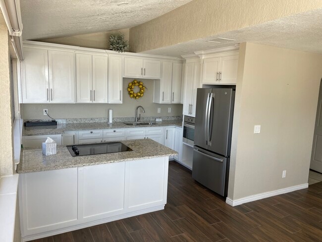 Kitchen - 4800 N Stanton St Unit Camelot Townhomes #110