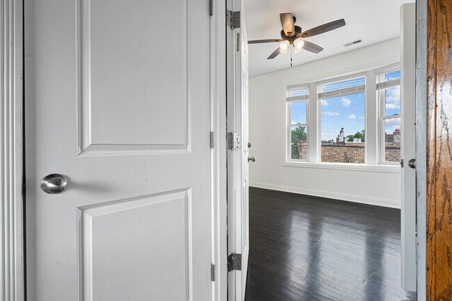 Photo - 1532 N Harding Ave Unidad 3