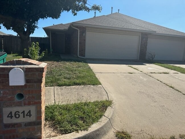 Building Photo - Great Duplex with Open Floor Plan - Wood Laminate Floors in Living