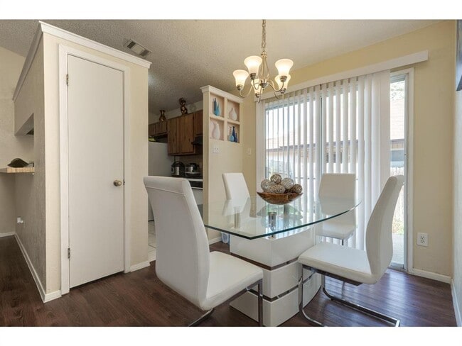 Photo - 11919 Sunhillow Bend