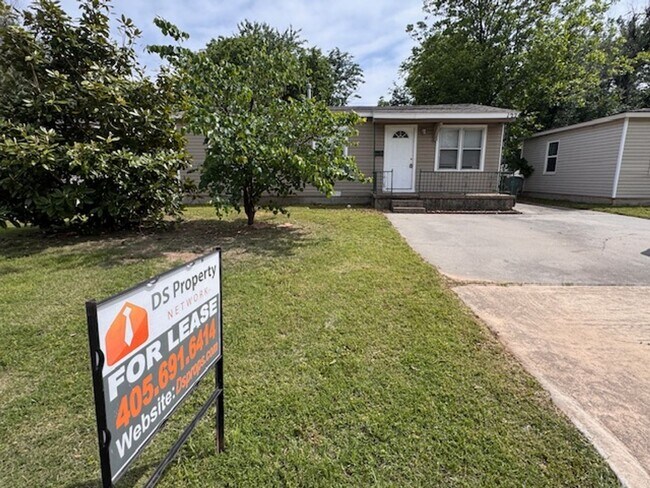 Building Photo - Norman 2 bed cutie, clean and ready for move in!  covered porch and storage shed!