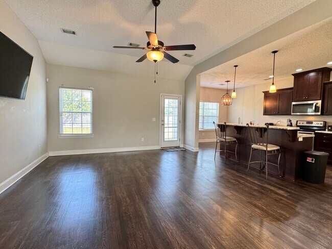 Photo - MOVE-IN READY [PET FRIENDLY]