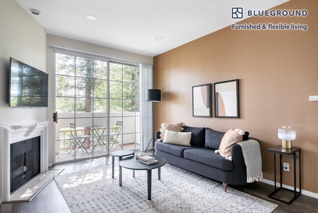 Building Photo - 114 N Doheny Dr