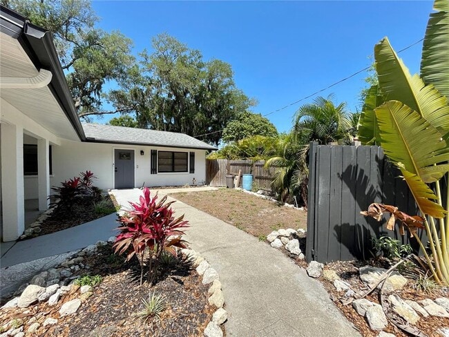 Photo - 411 17th Ave W