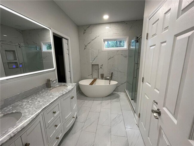 Photo - 658 Darlington Cir NE