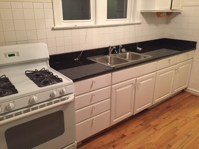 Kitchen - 4844 Elm St Unit 1