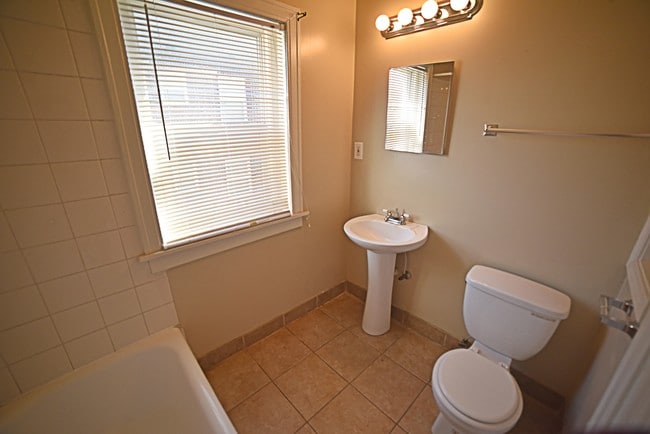 Photo - 902 E 39th ST