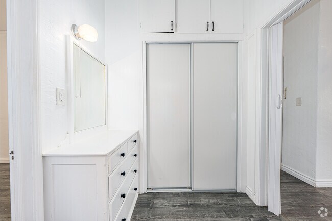 1BR, 1BA - 700SF - Vanity