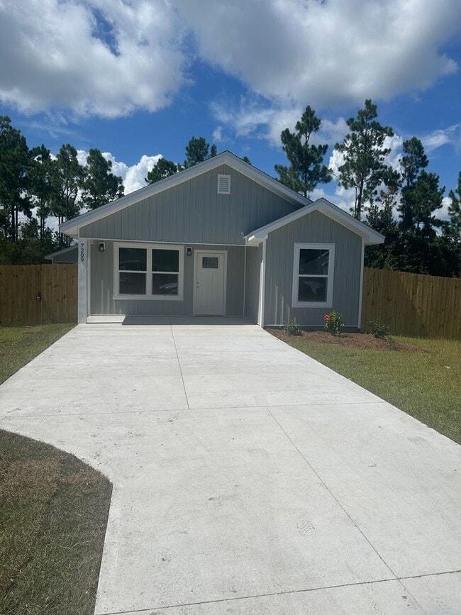 Building Photo - 7209 Lake Suzzanne Ln