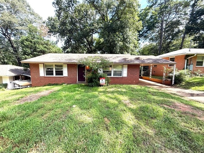 Building Photo - ** 3 Bedroom 1 Bath Located in Forest Hills ** Call 334-366-9198 to schedule a viewing