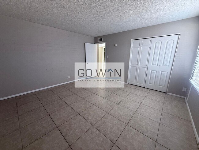 2018 W Cactus Rd Unit B