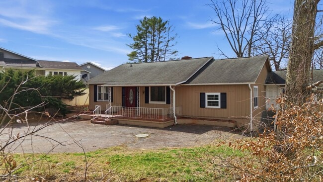 Photo - $1,900 - 3 Bedroom 3 Bathroom Unfurnished Home Just Outside Franklin