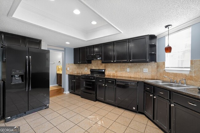 Photo - 1024 Wiltshire Way NW
