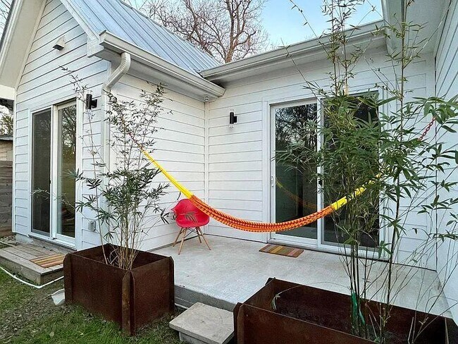 Building Photo - 910 Gullett St