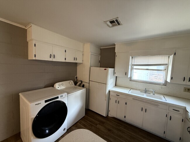 Photo - 322 W Mathews Ave
