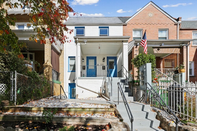 Photo - 1332 Levis St NE