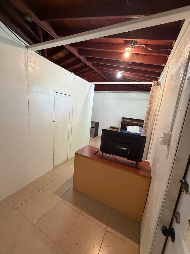 3365 NW 34th St