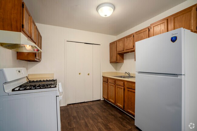 2BR, 1BA - 950SF - Kitchen
