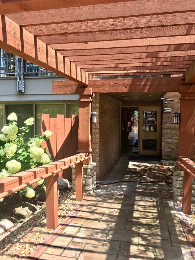 Building Photo - 6020 Oakwood Dr Unit 3J