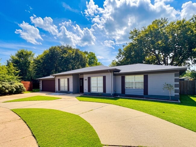 Building Photo - Spacious 3/2 Living in the Heart of Ocean Springs