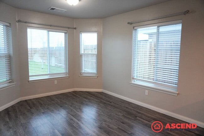 Photo - Stunning Home Off of Taft Highway and South H Street!