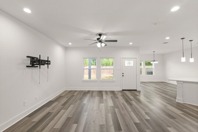 Photo - 7725 King St