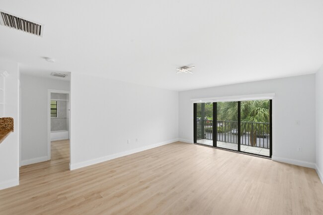 Photo - 2691 Albatross Rd N