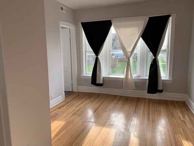 Building Photo - 1721 W 65th St Unit 2W Rental