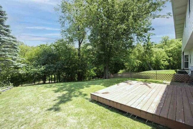 Building Photo - 1140 S Bluemound Dr Unit 1140 Rental