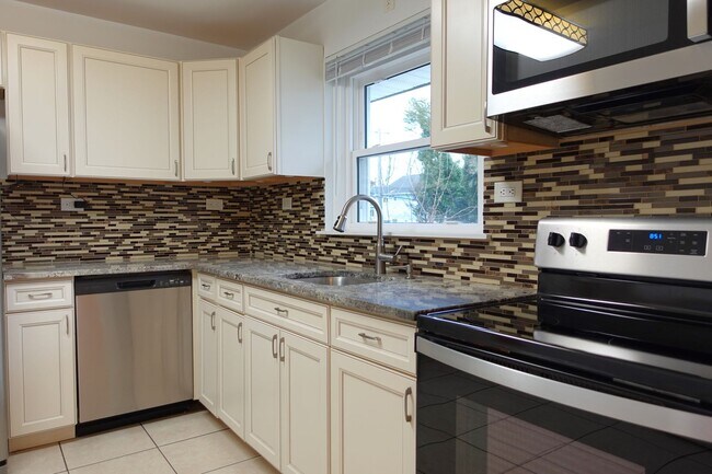 Photo - Spectacular Westbury Split!!