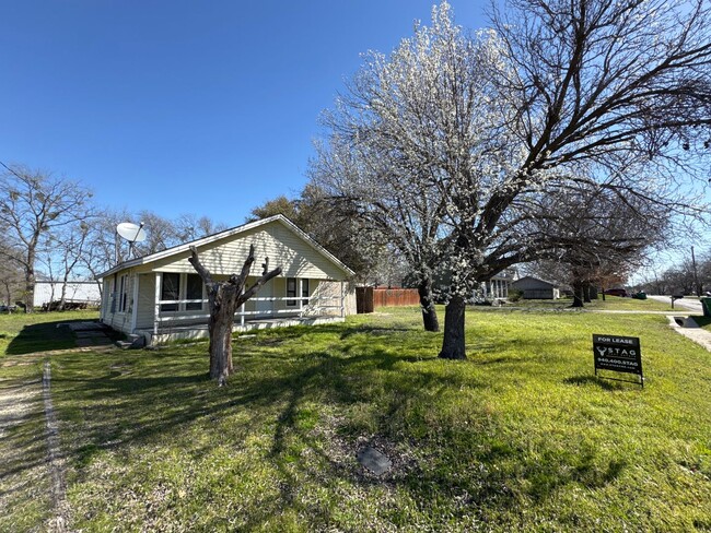 2 Bed 1 Bath Home - Ponder ISD on Large Co... - 2 Bed 1 Bath Home - Ponder ISD on Large Co...