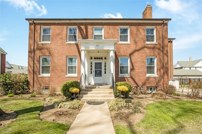 Building Photo - 312 Ellington Ave E