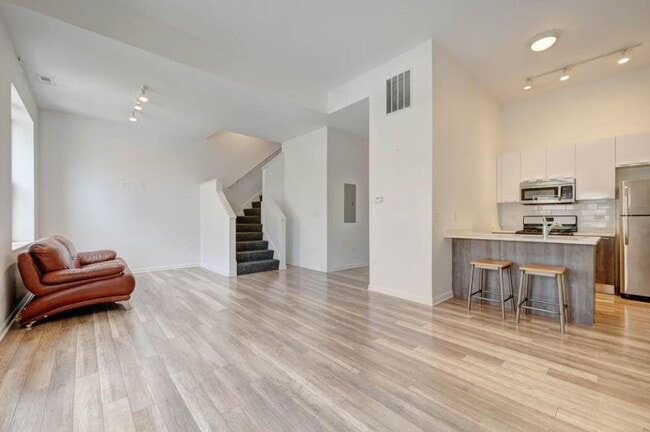 Building Photo - 2 bedroom in Chicago IL 60647 Unit 205