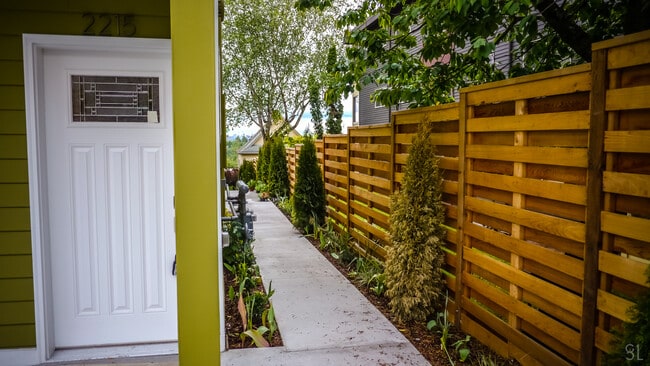 Photo - 2215 E John St