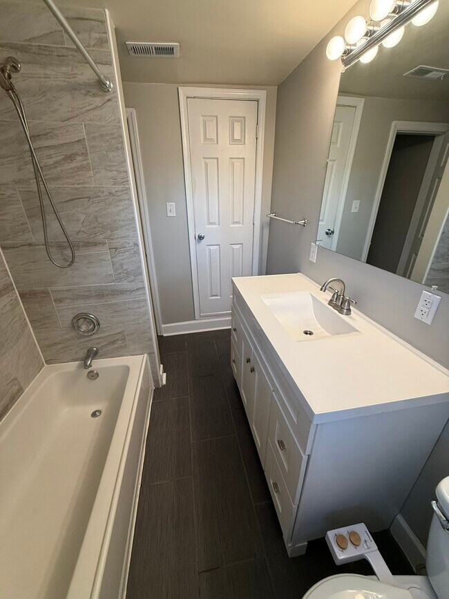 Bathroom - 503 E Potomac St Unit B