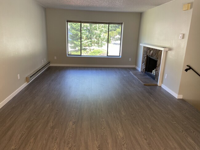 Sala de estar con gran ventanal - 23624 99th Pl W