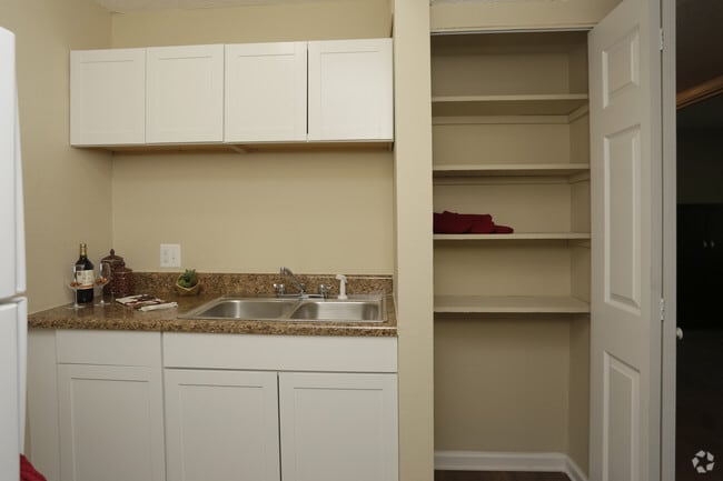 Broadmoor Apartments