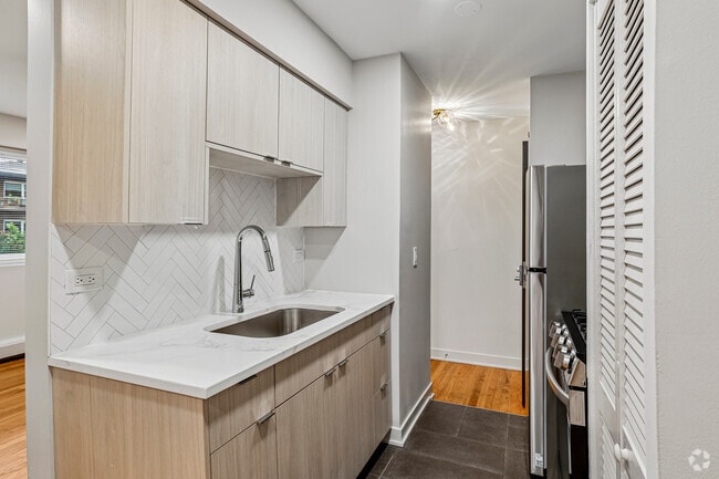 1BR, 1BA - 700SF - Kitchen - 505 W Melrose Street