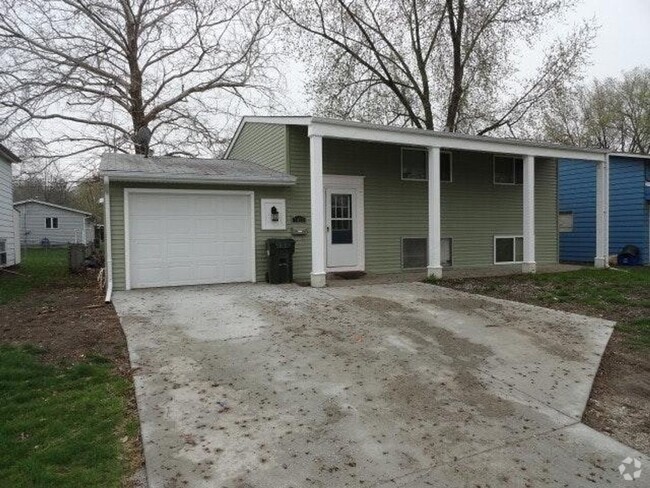 Building Photo - 4 Bedroom 2 Bath Home Available for Rent i...
