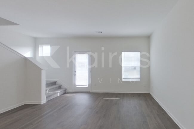 Photo - 215 Long Is Dr