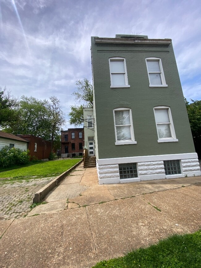 Building Photo - 2905 S 18th St Rental