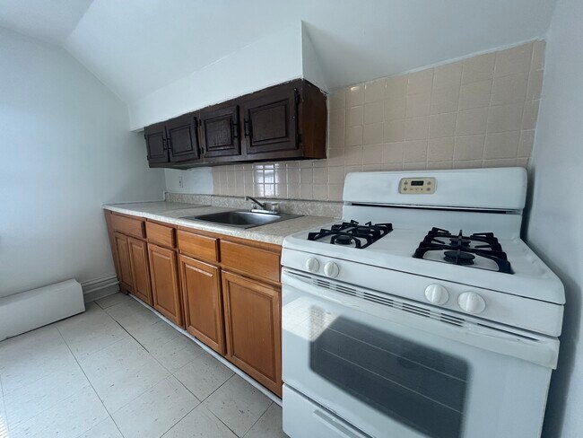Photo - 8 Morris Cres Unit 3 FL